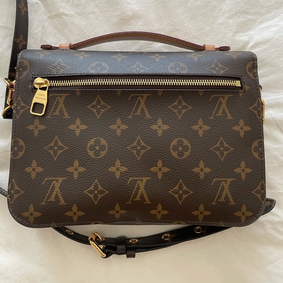LV Pochette Mettis, like new condition, dustbag and box included.